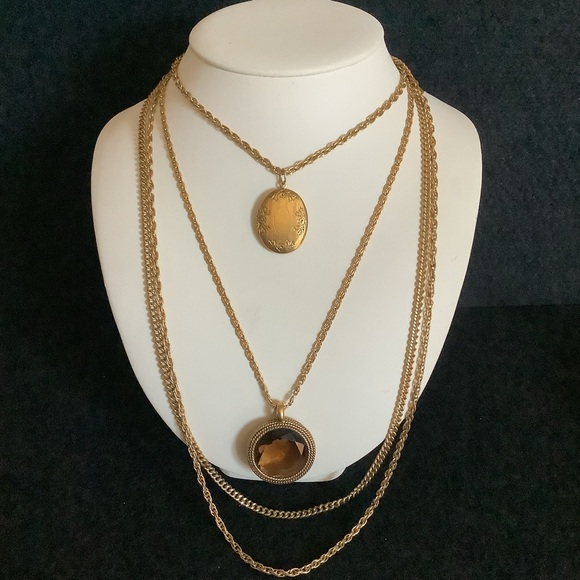 Vintage Goldette picture locket necklace. - Picture 2 of 6